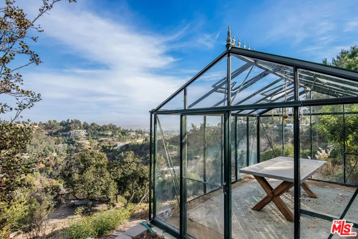 1110 Stradella Road, Los Angeles, California 90077
