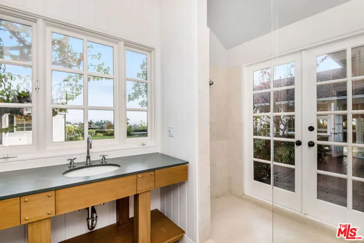 1110 Stradella Road, Los Angeles, California 90077