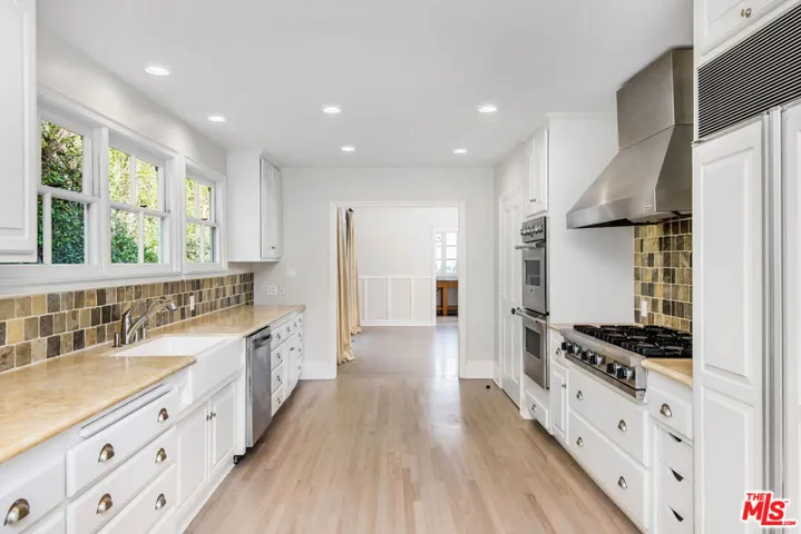 1110 Stradella Road, Los Angeles, California 90077