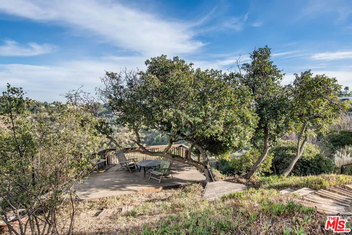 1110 Stradella Road, Los Angeles, California 90077