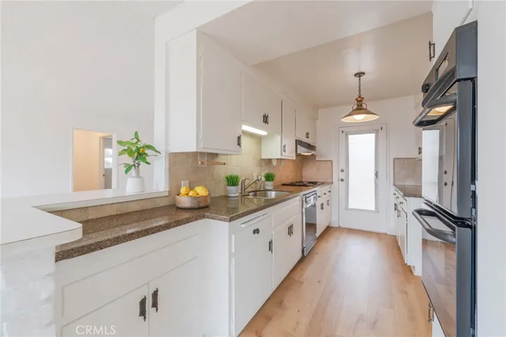 Kitchen has granite counters