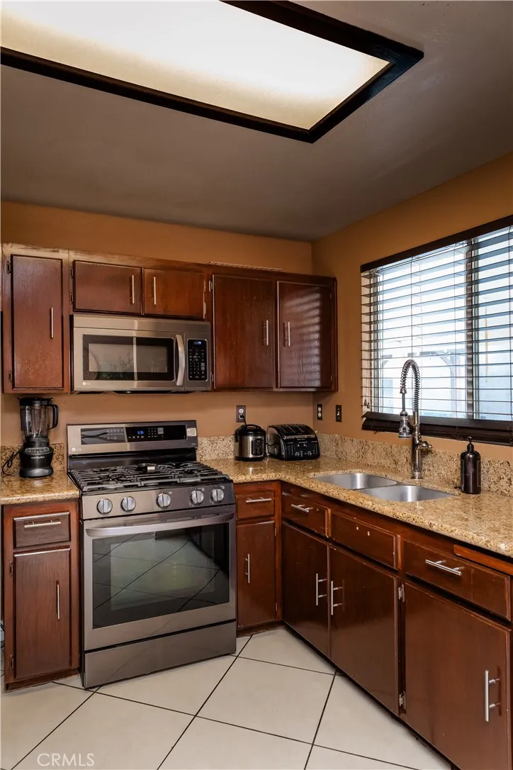 13868 Lexus Lane, Fontana, California 92325 home-pic-14