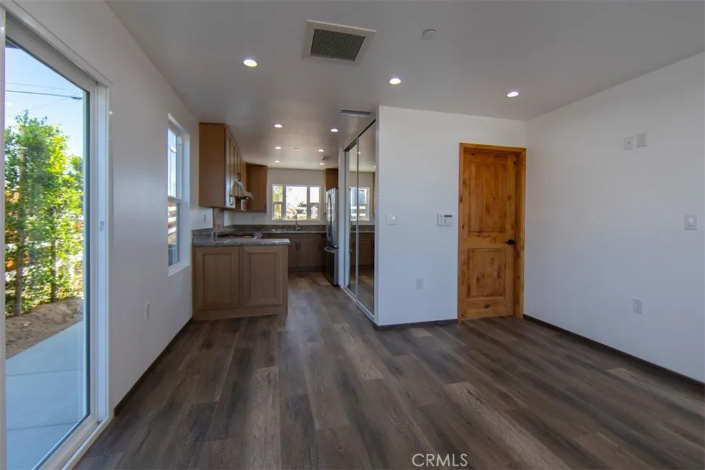 16590 Forrest Avenue, Victorville, California 92395 home-pic-2