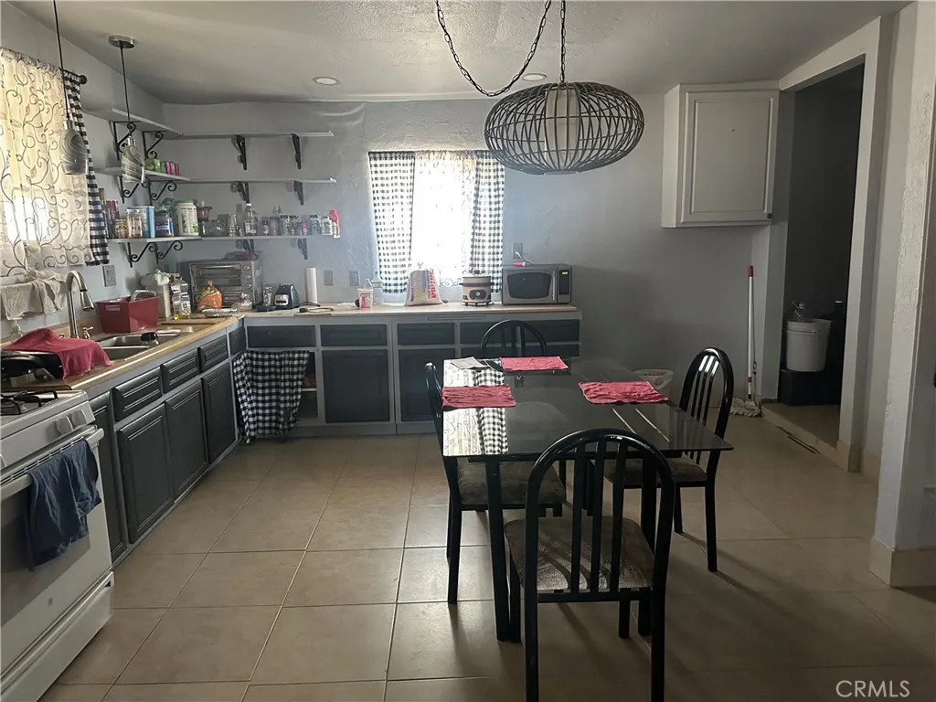 3938 Kreuer Road, Phelan, California 92371 home-pic-13