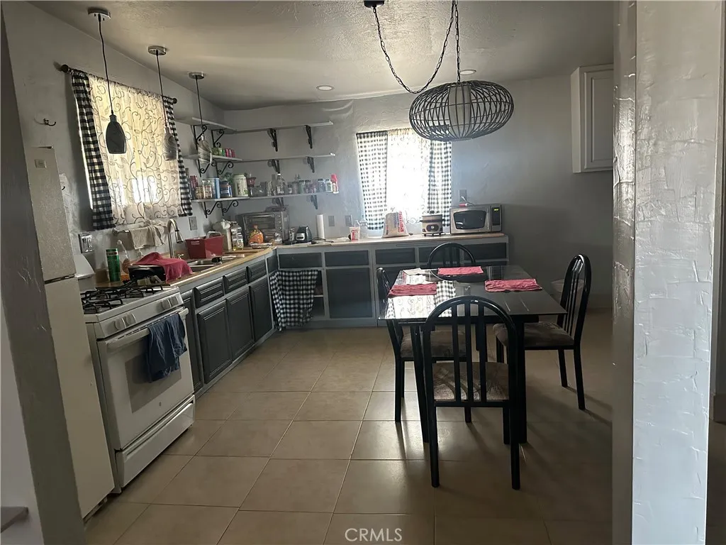 3938 Kreuer Road, Phelan, California 92371 home-pic-10