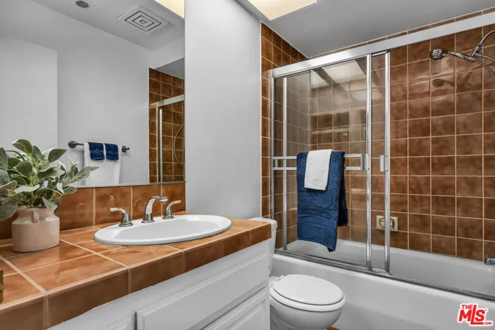 Ensuite bathroom for 2nd bedro