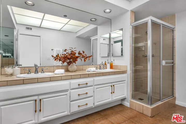Ensuite Primary Bathroom