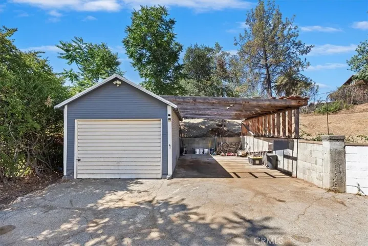 Detached garage & car port