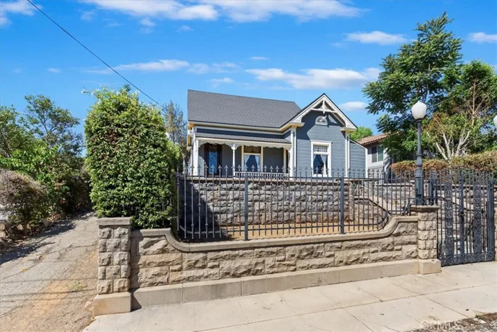 3820 Ridge Road, Riverside, California 92501