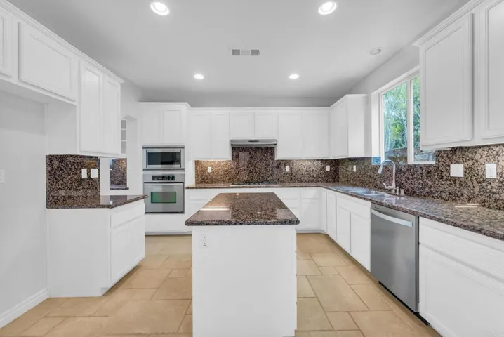880 Summer Moon Road, San Marcos, California 92078