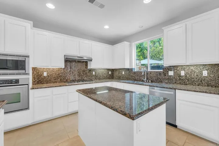 880 Summer Moon Road, San Marcos, California 92078