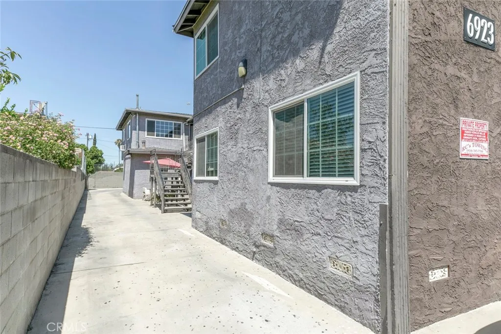 6923 Ben Avenue, North Hollywood, California 91605 home-pic-1
