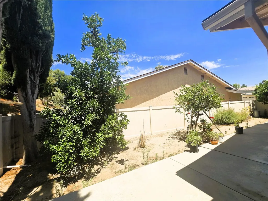 26487 Fairway Circle, Newhall, California 91321 home-pic-24