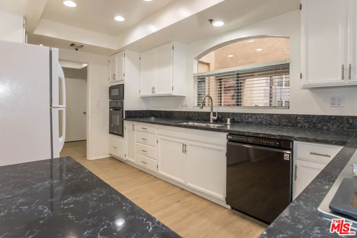 410 S Barrington Avenue 205, Los Angeles, California 90049