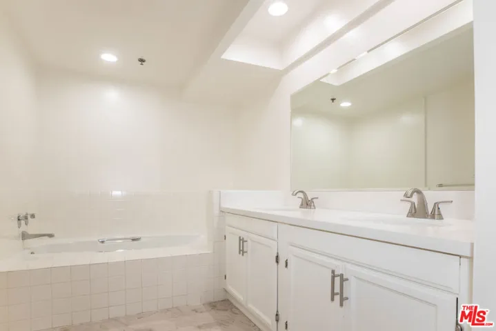 410 S Barrington Avenue 205, Los Angeles, California 90049