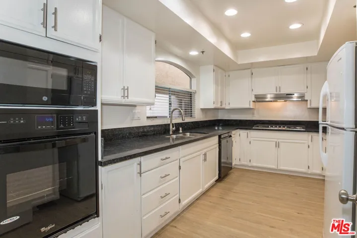 410 S Barrington Avenue 205, Los Angeles, California 90049