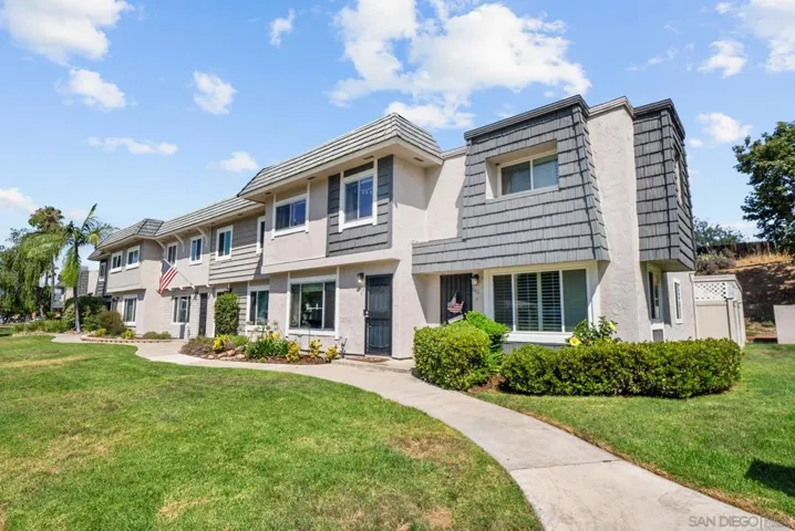 9416 Carlton Oaks Dr E, Santee, California 92071