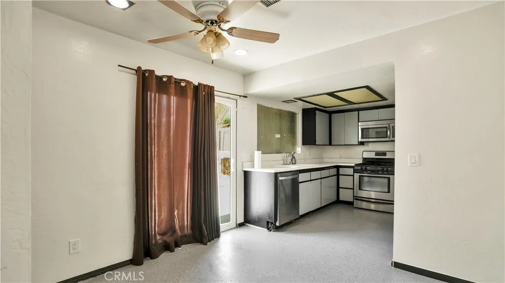 10934 Hess Boulevard, Morongo Valley, California 92256 home-pic-5