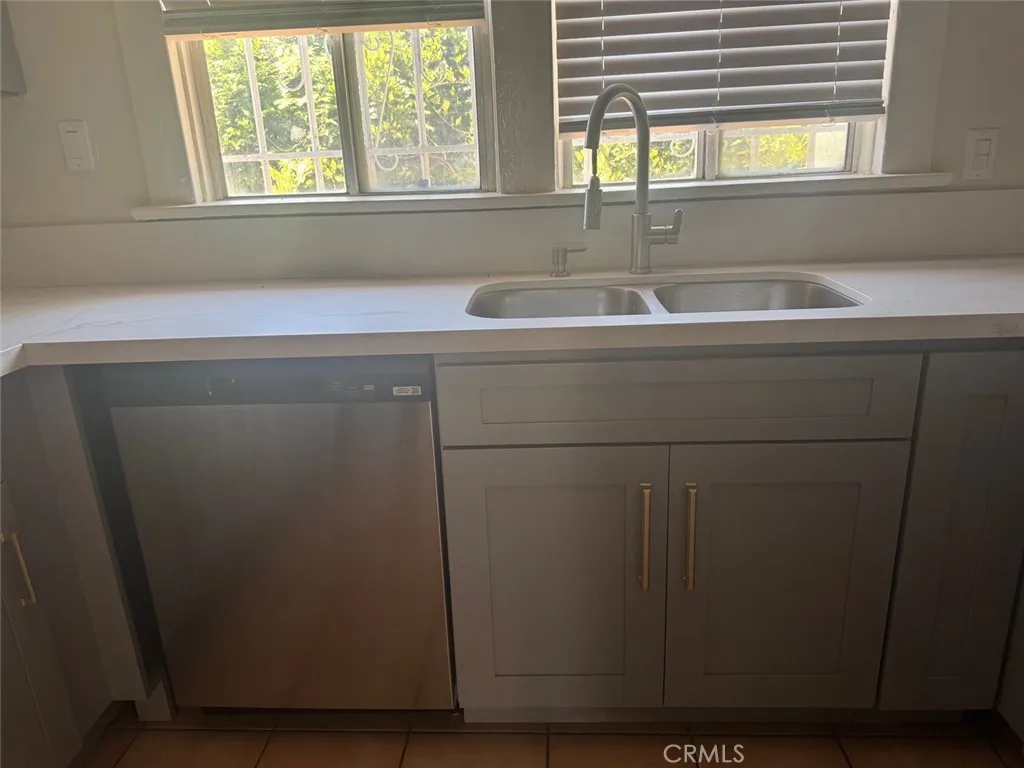 788 E 40th Place, Los Angeles, California 90011 home-pic-12