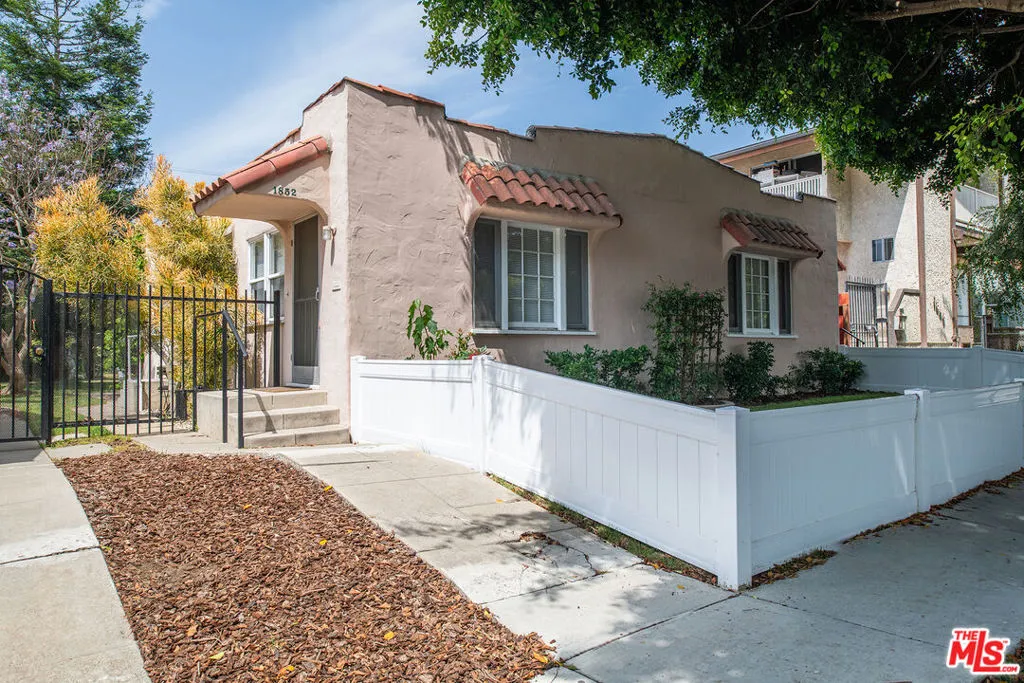 1852 9th Street, Santa Monica, California 90404, 1 Bedroom Bedrooms, ,1 BathroomBathrooms,Residential Lease,For Rent,9th,25566327