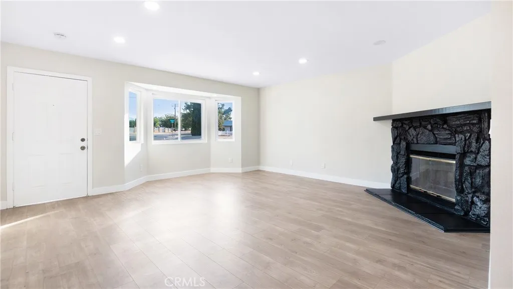 10219 Victor Avenue, Hesperia, California 92345 home-pic-2