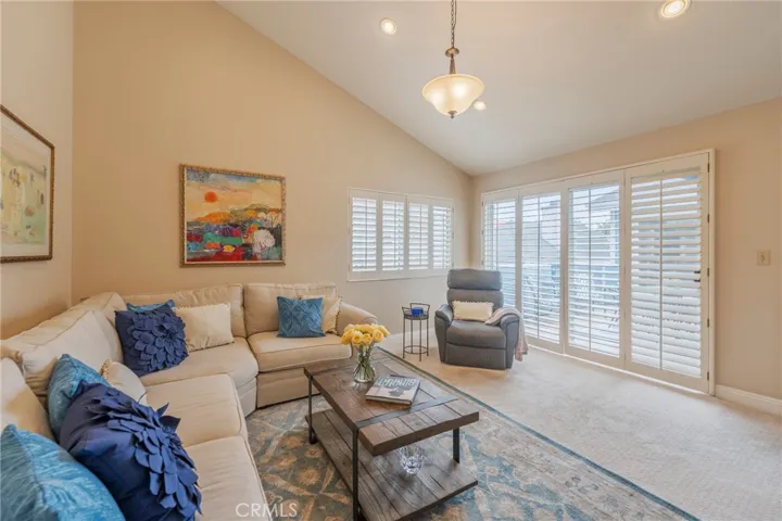 family room with vaulted ceilings


