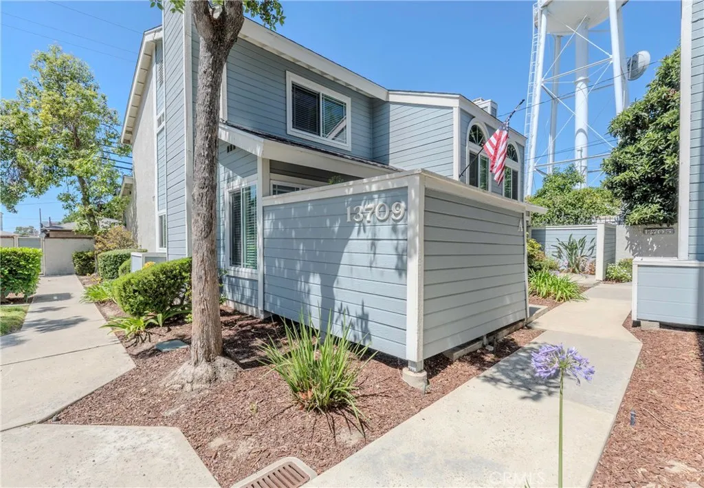13709 Clarkdale Avenue A, Norwalk, California 90650, 2 Bedrooms Bedrooms, ,2 BathroomsBathrooms,Residential,For Sale,Clarkdale,PW25160709