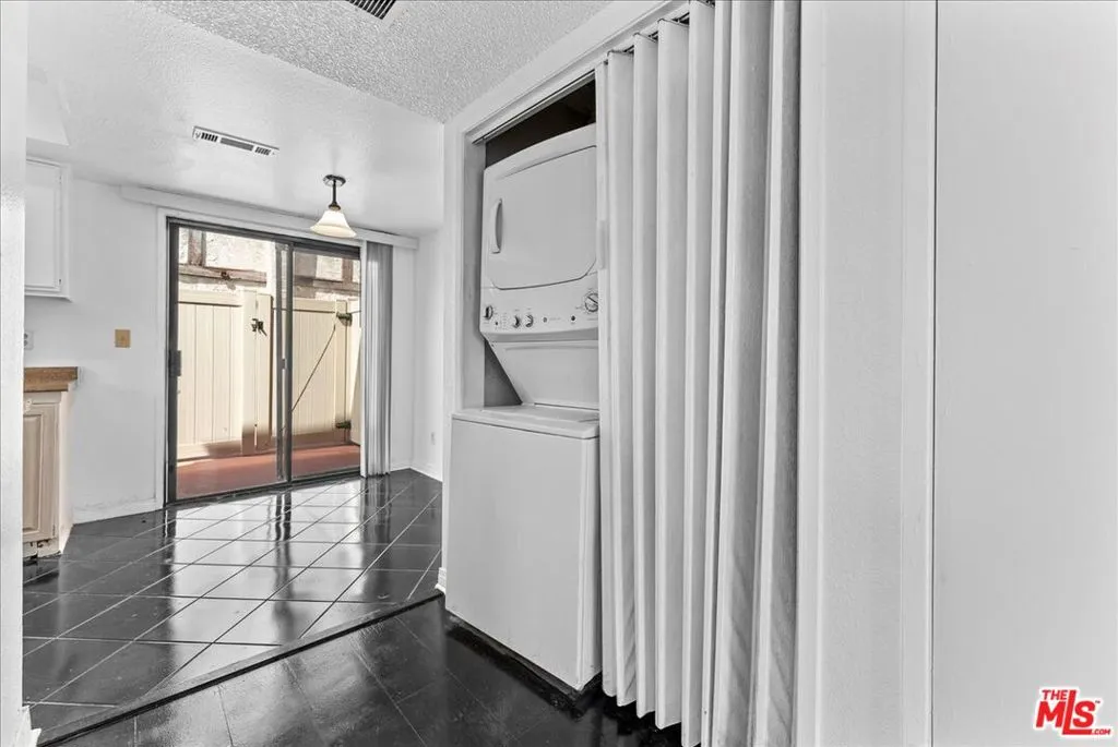 558 Evergreen Street 18, Inglewood, California 90302 home-pic-12