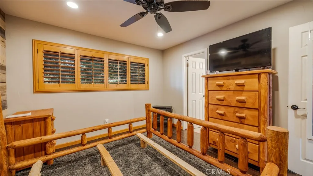 370 Weisshorn Drive, Crestline, California 92325 home-pic-19