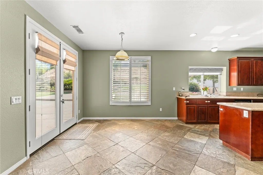 10927 Deer Valley Road, Yucaipa, California 92399 home-pic-17