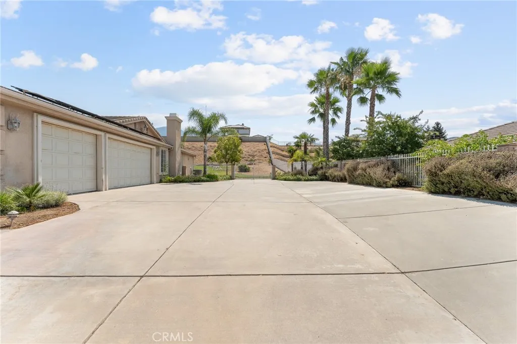 10927 Deer Valley Road, Yucaipa, California 92399 home-pic-2