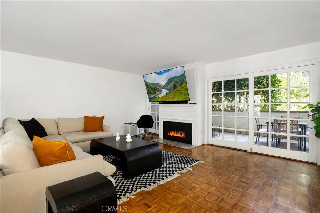 5327 Coldwater Canyon Avenue D, Sherman Oaks, California 91401, 2 Bedrooms Bedrooms, ,3 BathroomsBathrooms,Residential,For Sale,Coldwater Canyon,BB25141656