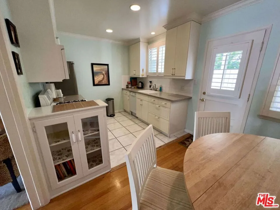 1701 Washington Avenue, Santa Monica, California 90403, 2 Bedrooms Bedrooms, ,1 BathroomBathrooms,Residential Lease,For Rent,Washington,25566119