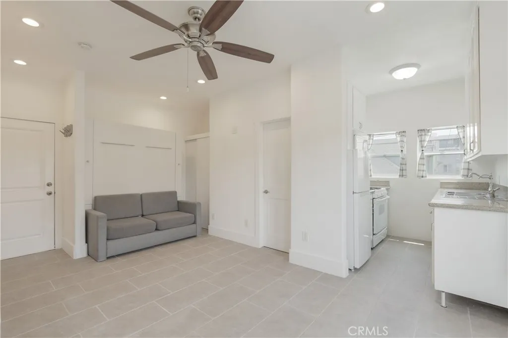 354 Chestnut Avenue 33, Long Beach, California 90802 home-pic-3