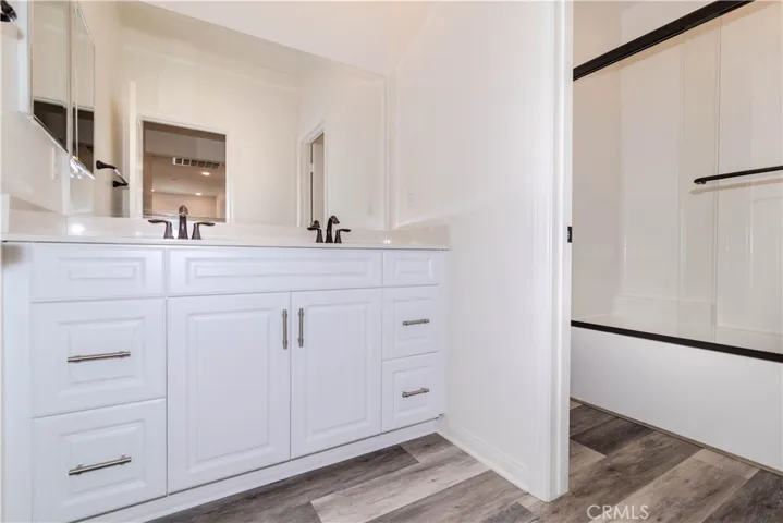 Upstairs Hall Bath w/Dual Vanity