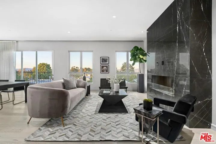 2391 Roscomare 102, Los Angeles, California 90077