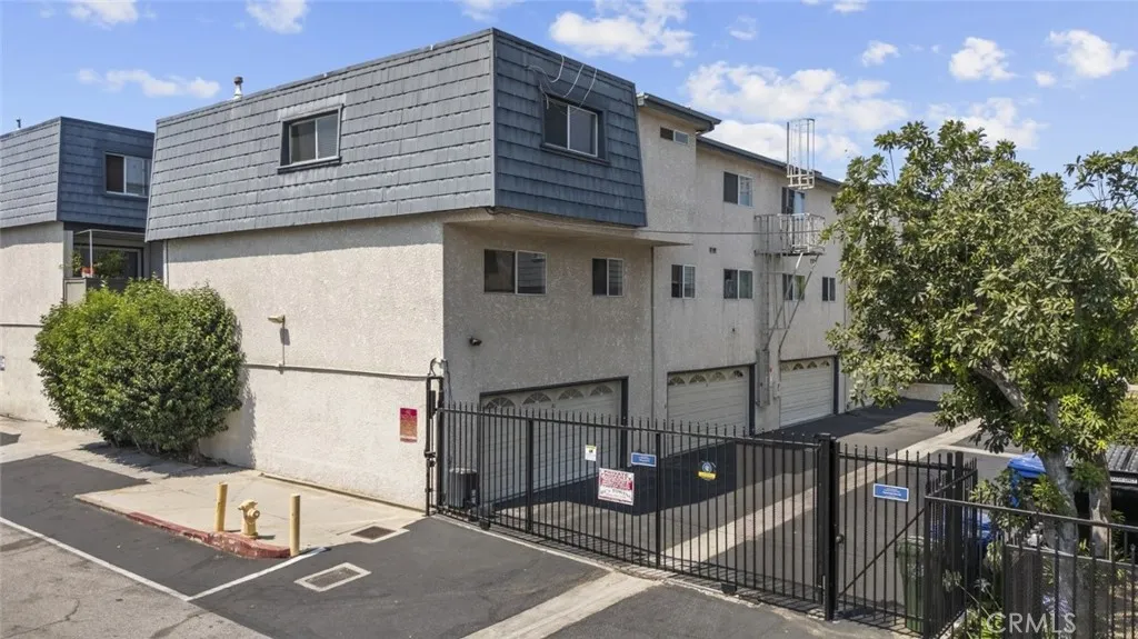 18550 Hatteras Street 82, Tarzana, California 91356, 3 Bedrooms Bedrooms, ,3 BathroomsBathrooms,Residential Lease,For Rent,Hatteras,SR25159222