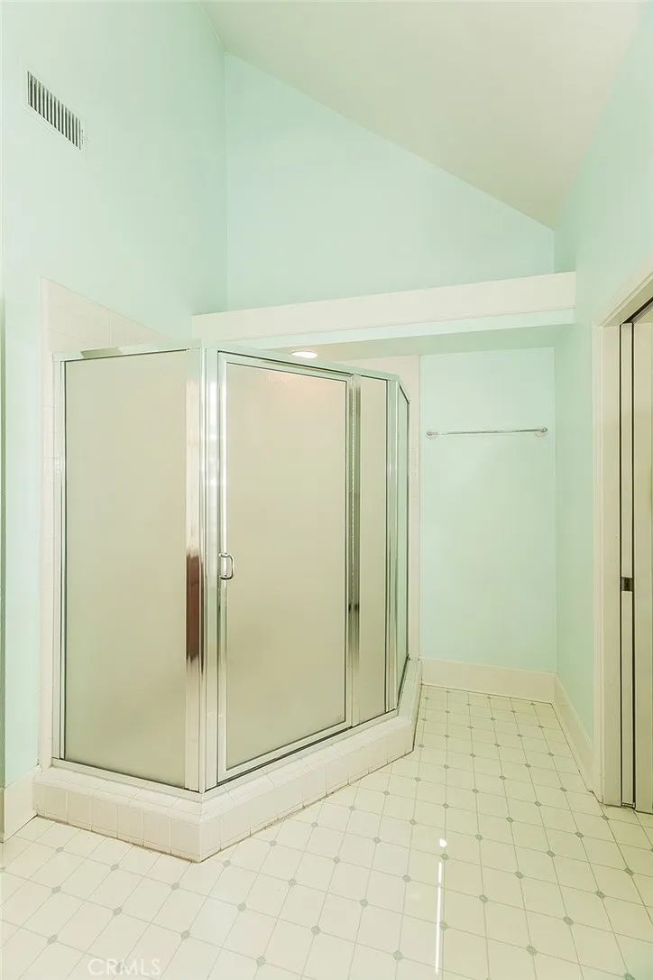 1094 E Monticello Circle, Fresno, California 93720 home-pic-33