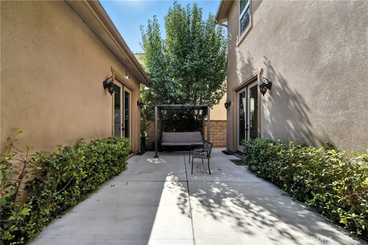 Outdoor patio between the casita nd the home.