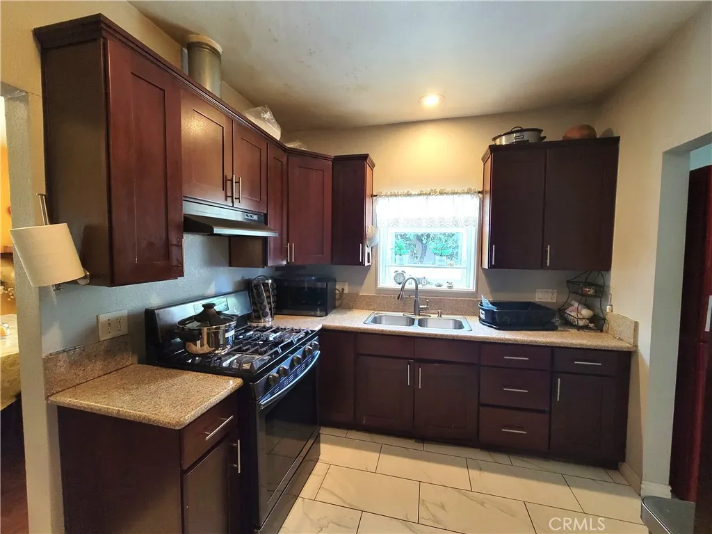 1265 W Mission Boulevard, Pomona, California 91766 home-pic-9
