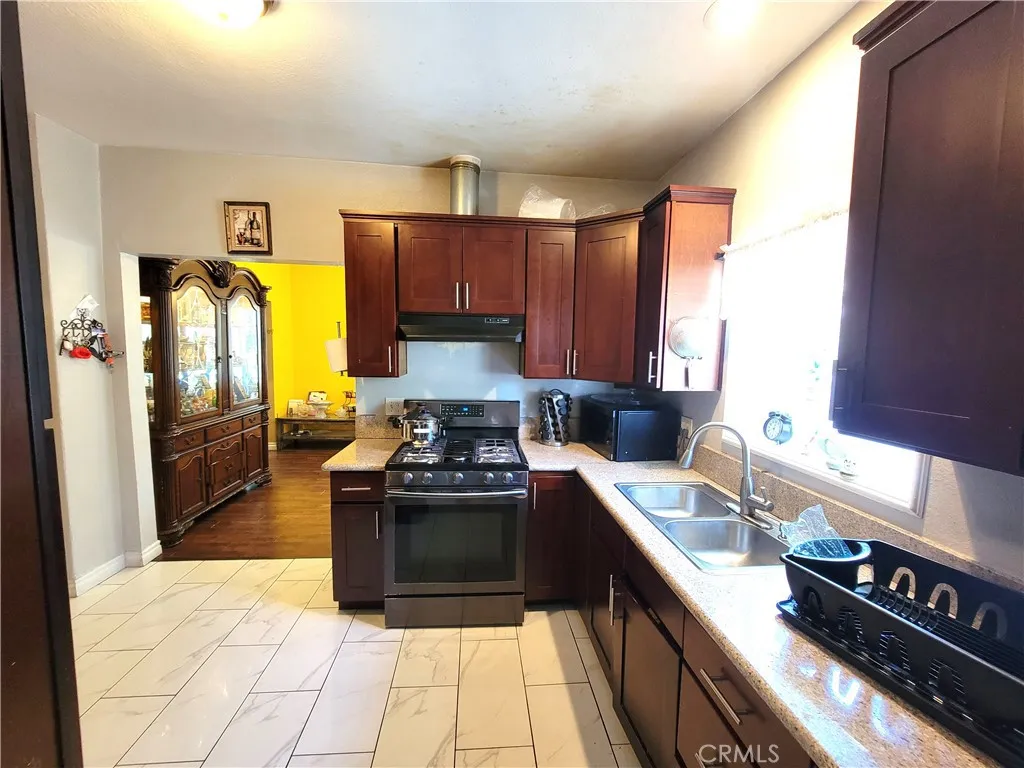 1265 W Mission Boulevard, Pomona, California 91766 home-pic-10