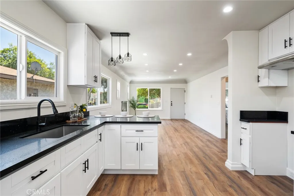 637 W 105th Street, Los Angeles, California 90044 home-pic-3