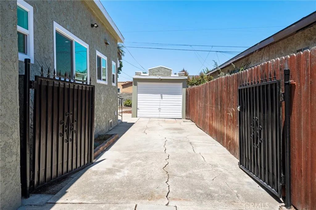 637 W 105th Street, Los Angeles, California 90044 home-pic-18