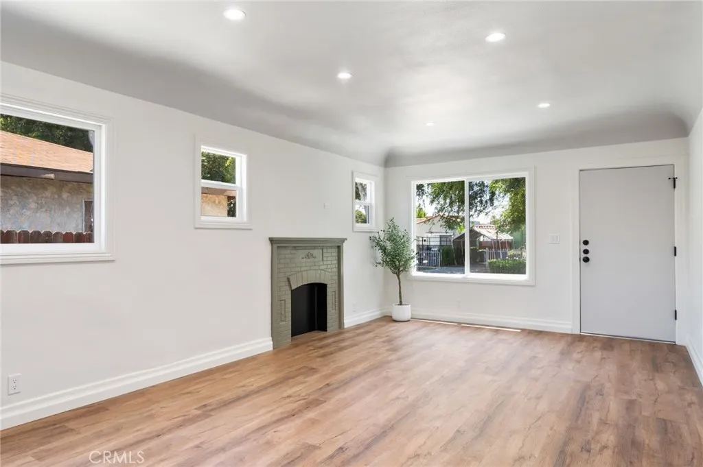 637 W 105th Street, Los Angeles, California 90044 home-pic-2
