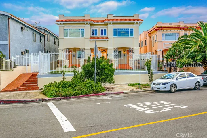212 S Hoover Street, Los Angeles, California 90004, 2 Bedrooms Bedrooms, ,1 BathroomBathrooms,Residential Lease,For Rent,Hoover,WS25161578
