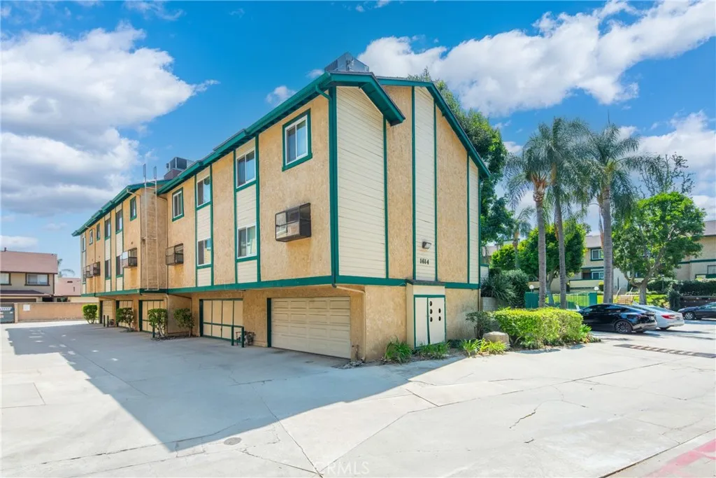 1614 S Mayflower Avenue B, Monrovia, California 91016, 3 Bedrooms Bedrooms, ,3 BathroomsBathrooms,Residential,For Sale,Mayflower,OC25161602