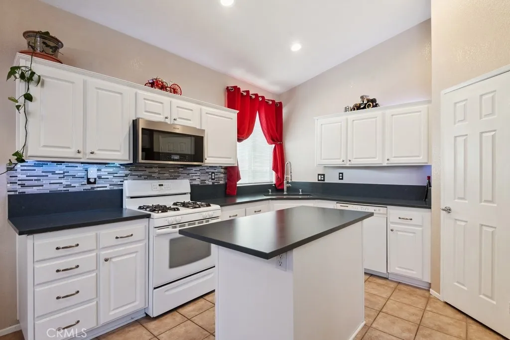 27800 Blaze Lane, Menifee, California 92585 home-pic-3