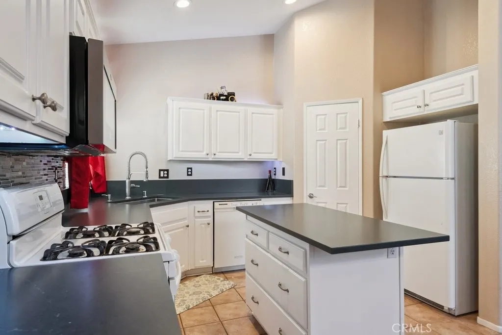 27800 Blaze Lane, Menifee, California 92585 home-pic-4