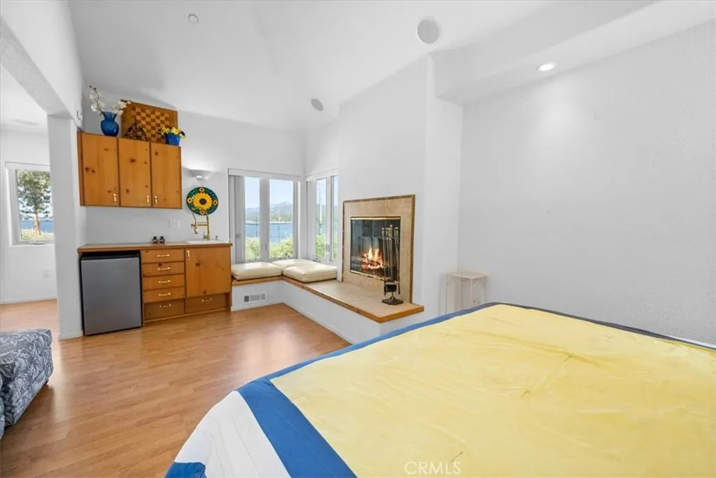 38512 North Shore Drive, Fawnskin, California 92333 home-pic-12