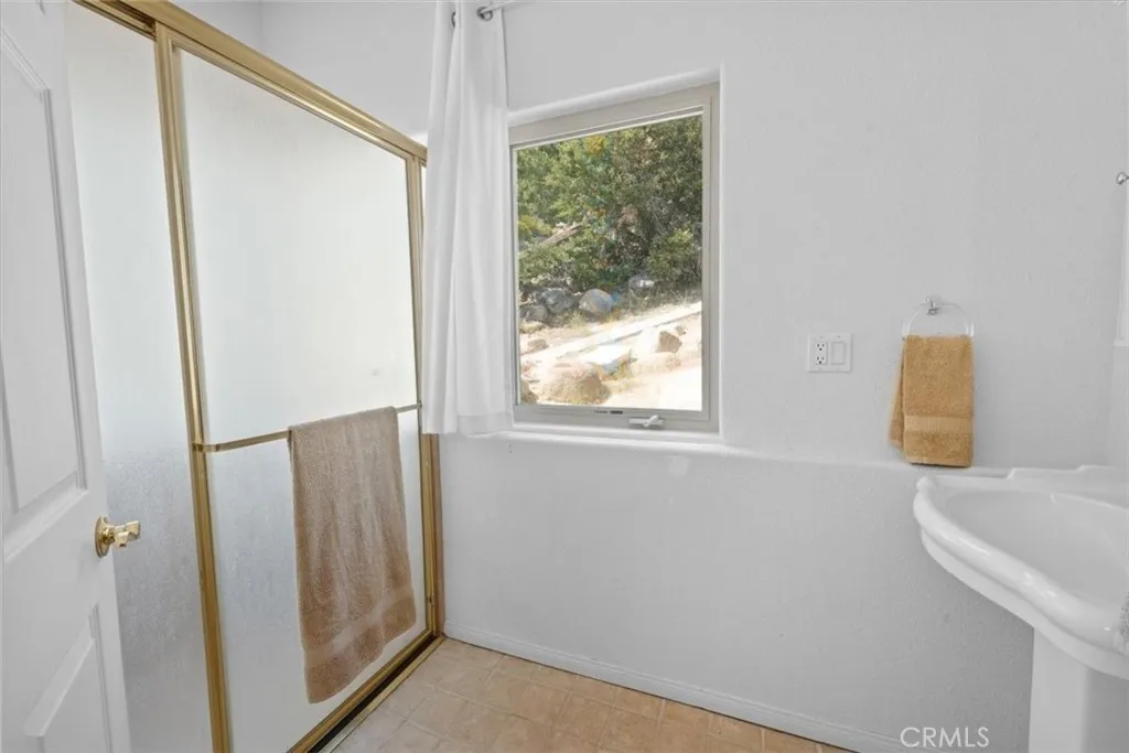 38512 North Shore Drive, Fawnskin, California 92333 home-pic-26